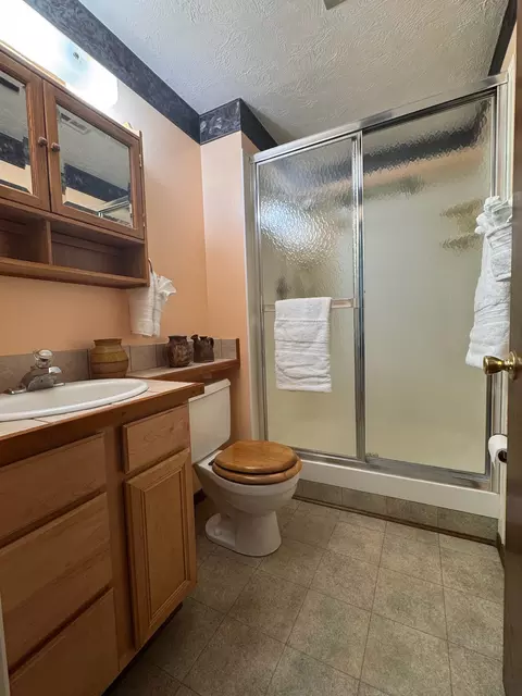 Bath - 258 Farview Dr, Kalispell, MT 59901 photo 2 of 2