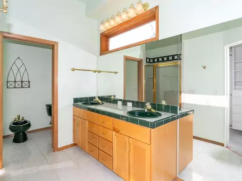 Bath - 317 Wolf Run Dr, Whitefish, MT 59937 photo 2 of 6