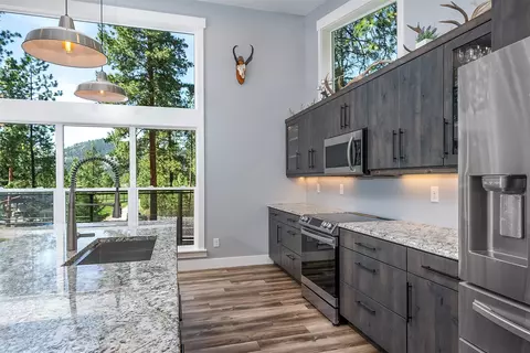Kitchen - 41002 Canyon View Cir, Polson, MT 59860 photo 4 of 6