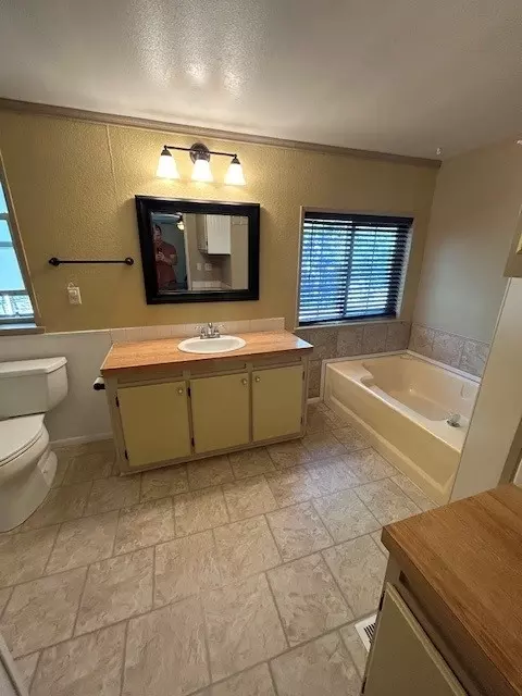 Bath - 103 Silverbow Ct, Victor, MT 59875 photo 3 of 5