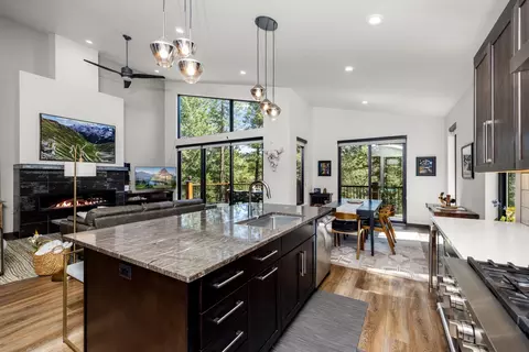 327 Gleneagles Trl, Columbia Falls, MT 59912