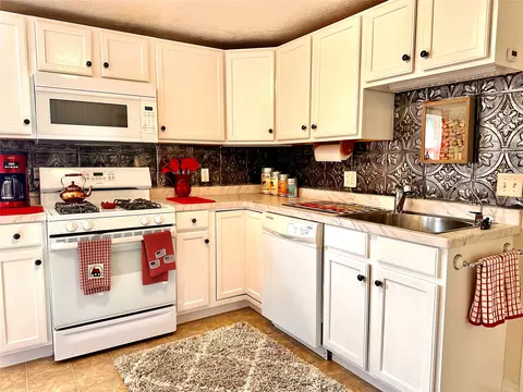 Kitchen - 302 N 6th St, Hamilton, MT 59840 photo 2 of 3