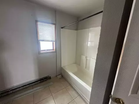 Bath - 1820 Thomas Ave, Butte, MT 59701 photo 1 of 3