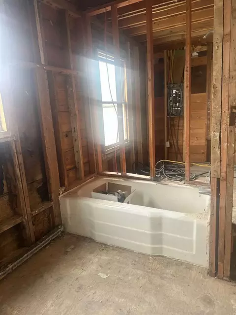 Bath - 1820 Thomas Ave, Butte, MT 59701 photo 3 of 3