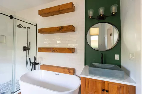 Bath - 815 5th Ave N, Great Falls, MT 59401 photo 3 of 8