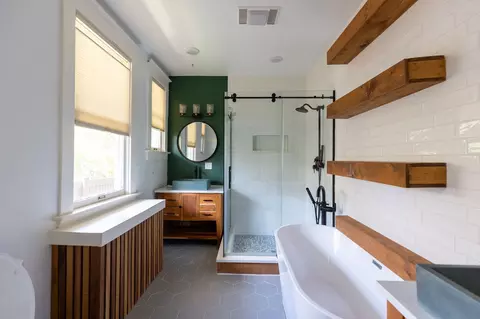 Bath - 815 5th Ave N, Great Falls, MT 59401 photo 1 of 8