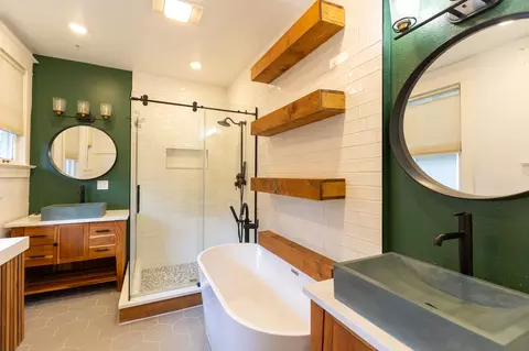 Bath - 815 5th Ave N, Great Falls, MT 59401 photo 5 of 8