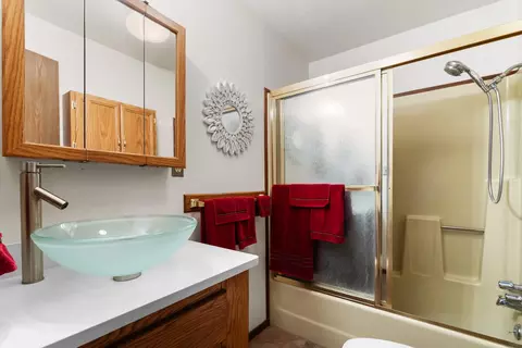 Bath - 159 Sylvan Dr, Bigfork, MT 59911 photo 2 of 3
