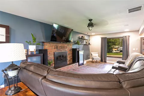 Living - 456 Cooper Ln, Hamilton, MT 59840 photo 2 of 5