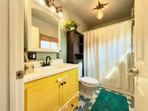 Bath - 217 E Ravalli St, Hamilton, MT 59840 photo 3 of 4