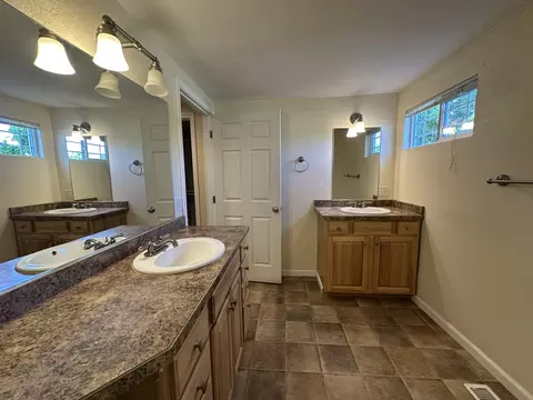 Bath - 905 6th Ave E, Kalispell, MT 59901 photo 1 of 8