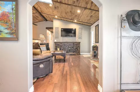 Entry Way - 6 Crazy Mountain Rd, Clancy, MT 59634 photo 2 of 6
