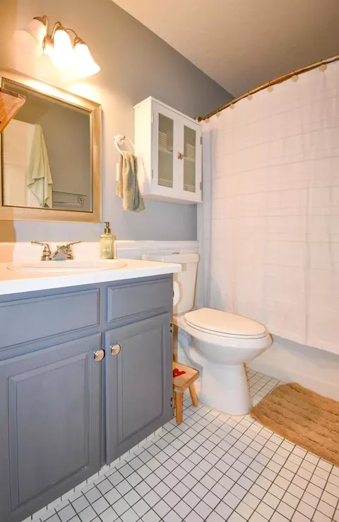 Bath - 1104 3rd St E, Polson, MT 59860 photo 2 of 4