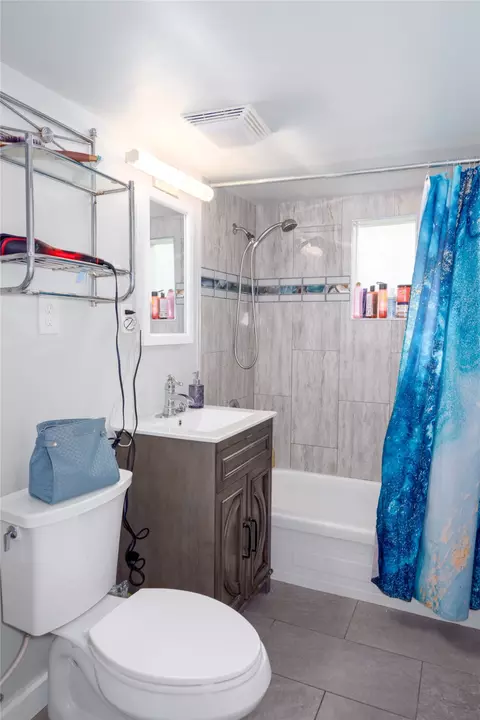 Bath - 118 E Lincoln Blvd, Libby, MT 59923 photo 3 of 3