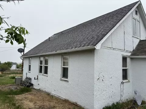 Exterior - 415 3rd St S, Sunburst, MT 59482 photo 8 of 11
