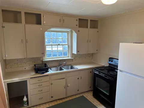 Kitchen - 1263 Us Hwy 2 E, Kalispell, MT 59901 photo 2 of 4