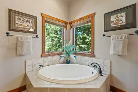 Bath - 129 Bjork Dr, Bigfork, MT 59911 photo 2 of 7