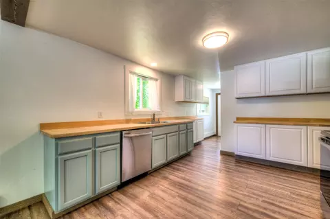 Kitchen - 514 S 7th St, Hamilton, MT 59840 photo 2 of 6