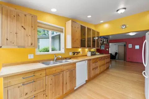 Kitchen - 102 Geneva Ave, Hamilton, MT 59840 photo 1 of 2