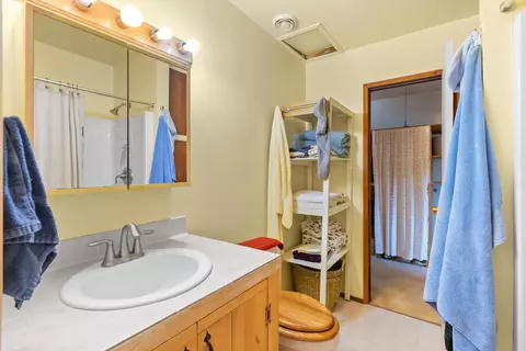 Bath - 102 Geneva Ave, Hamilton, MT 59840 photo 2 of 2
