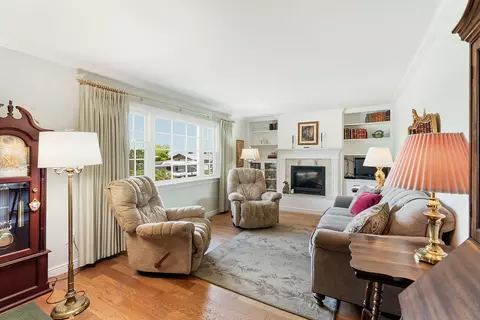 Living - 907 Birch St, Helena, MT 59601 photo 1 of 3