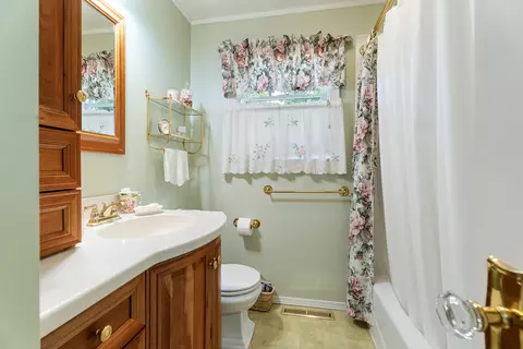 Bath - 907 Birch St, Helena, MT 59601 photo 1 of 2