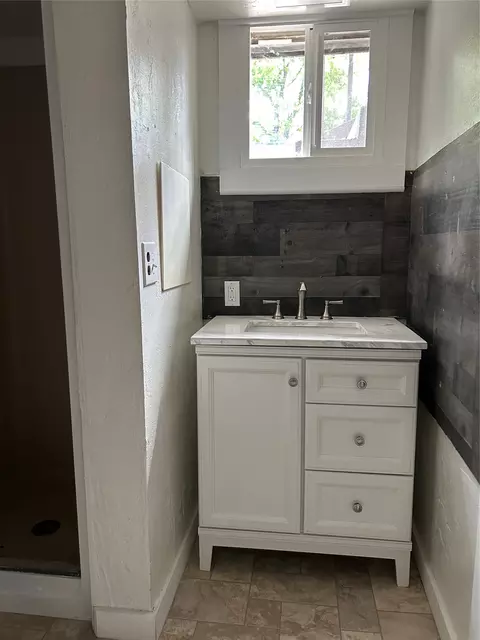 Bath - 617 21st St NE, Black Eagle, MT 59414 photo 5 of 6
