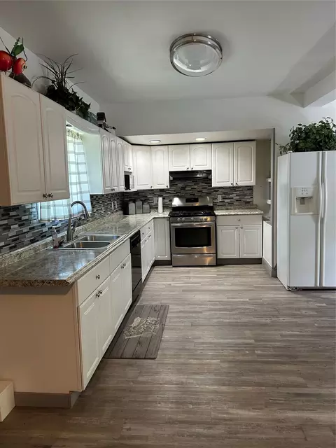 Kitchen - 617 21st St NE, Black Eagle, MT 59414 photo 2 of 4