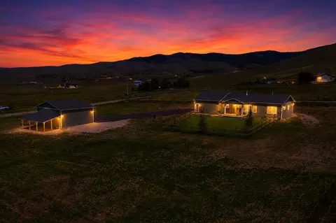 975 Corvallis Hills Dr, Corvallis, MT 59828