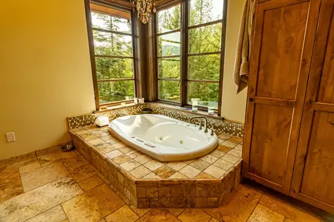 Bath - 13521 Bug Creek Rd, Bigfork, MT 59911 photo 4 of 5