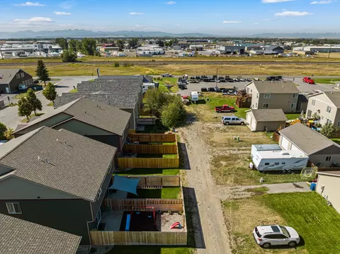 97 9th St #A, Belgrade, MT 59714