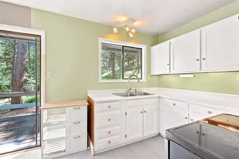 Kitchen - 437 Owings Loop, Hamilton, MT 59840 photo 3 of 3