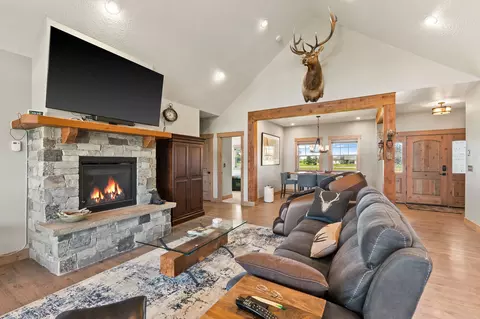 Living - 21 Towering Pine Ct, Kalispell, MT 59901 photo 3 of 5