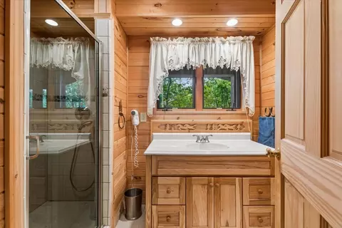 Bath - 14529 Sunburst Dr, Bigfork, MT 59911 photo 5 of 5