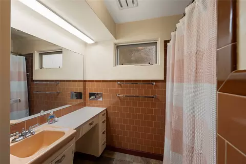 Bath - 613 Main Ave, Libby, MT 59923 photo 2 of 2