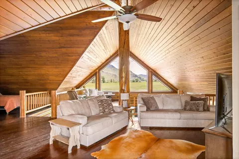 Living - 2173 Old Us Hwy 91, Cascade, MT 59421 photo 10 of 14