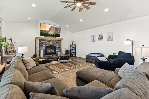 Living - 400 Cochell Way, Corvallis, MT 59828 photo 2 of 6