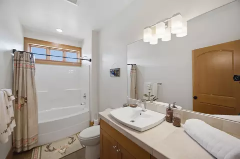 Bath - 555 Skyfire Dr, Hamilton, MT 59840 photo 6 of 7