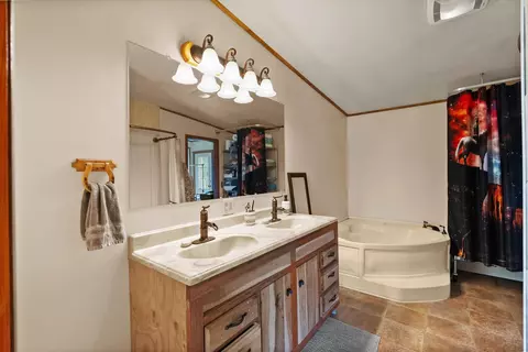 Bath - 651 Milty Ln, Hamilton, MT 59840 photo 2 of 3