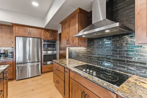 Kitchen - 263 Spurwing Loop, Lakeside, MT 59922 photo 3 of 4