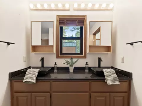Bath - 45 Ridge Ln, Eureka, MT 59917 photo 1 of 4