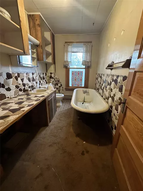 Bath - 509 1st Ave E, Eureka, MT 59917 photo 1 of 3