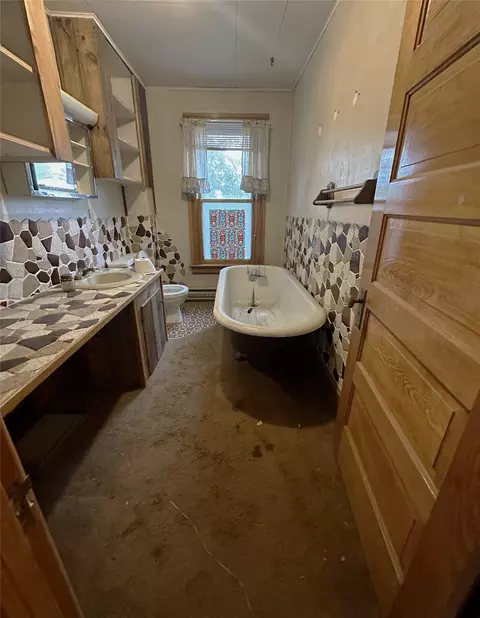 Bath - 509 1st Ave E, Eureka, MT 59917 photo 2 of 3