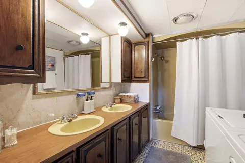 Bath - 600 Glen Lake Dr, Eureka, MT 59917 photo 1 of 2