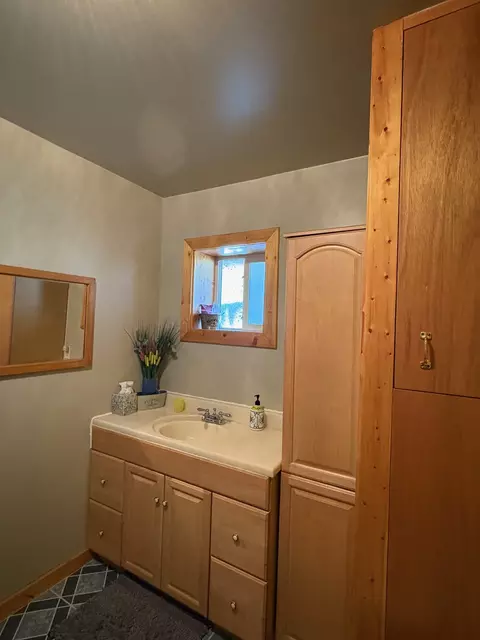 Bath - 1136 E Glendale St, Dillon, MT 59725 photo 2 of 2