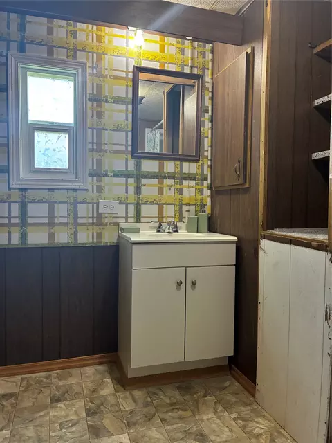 Bath - 2995 Prospect Ave, Helena, MT 59601 photo 2 of 6