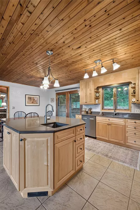 Kitchen - 46 Bootlegger Trl, Clancy, MT 59634 photo 6 of 8
