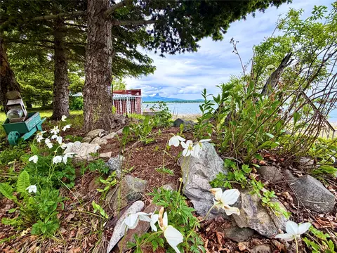 14 S Shore Duck Rd, Babb, MT 59411
