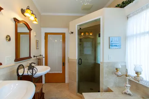 Bath - 212 3rd Ave E, Polson, MT 59860 photo 3 of 6