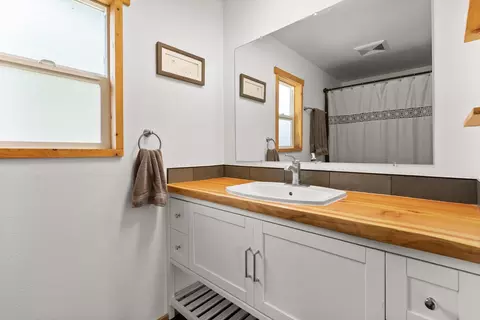 Bath - 14378 Sylvan Dr, Bigfork, MT 59911 photo 1 of 2